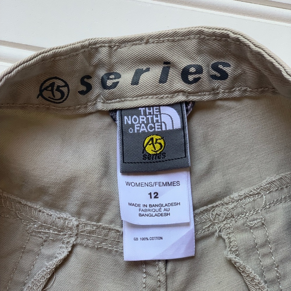 North face Kahki shorts - Picture 6 of 7